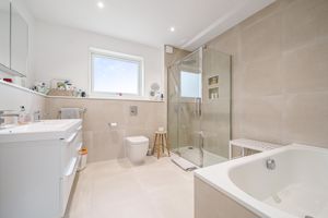 Master en-suite- click for photo gallery